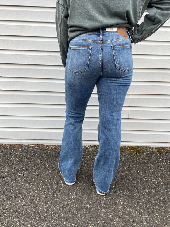 Load image into Gallery viewer, Claire Vintage Bootcut Jean
