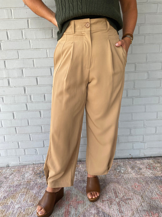 Andréa Cropped Trousers in Latte
